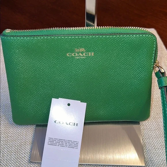 Coach Green Leather Wristlet NWT gold trim. - Picture 7 of 11